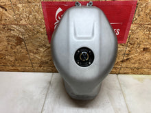Load image into Gallery viewer, 04 05 SUZUKI GSXR GSX-R 600 750 GSXR750 GSXR600 GAS TANK FUEL TANK RESERVOIR