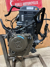 Load image into Gallery viewer, 18 19 20 21 HUSQVARNA VITPILEN 401 COMPLETE ENGINE MOTOR RUNS GUARANTEED 2K MILE