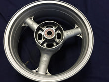 Load image into Gallery viewer, 98-02 KAWASAKI NINJA ZX6R ZX6-R REAR WHEEL RIM OEM MINT SILVER STRAIGHT