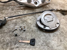 Load image into Gallery viewer, 04 05 06 07 08 YAMAHA FZ-6 FZ6 FZ600 FZ 6 LOCK SET KEY SET IGNITION TRIPLE TREE