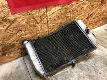 Load image into Gallery viewer, 01 02 03 2001-2003 SUZUKI GSXR GSX-R 600 750 RADIATOR RAD ENGINE COOLER COOLING