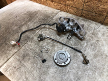 Load image into Gallery viewer, 04 05 06 07 08 YAMAHA FZ-6 FZ6 FZ600 FZ 6 LOCK SET KEY SET IGNITION TRIPLE TREE