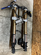Load image into Gallery viewer, 06 07 2006 2007 SUZUKI GSX-R750 GSXR 600 750 FRONT FORKS FORK TUBES FRONT END
