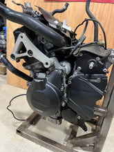 Load image into Gallery viewer, 03 04 05 06 07 08 09 YAMAHA YZFR6 YZF R6 S COMPLETE ENGINE MOTOR 10K GUARANTEED
