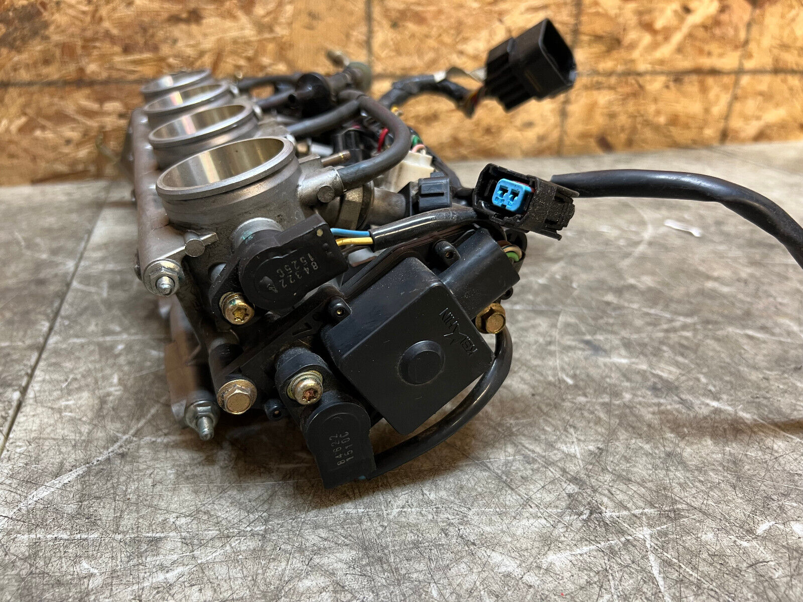 01 02 2001 2002 SUZUKI GSXR GSX-R 1000 GSXR1000 THROTTLE BODIES BODY INJECTOR