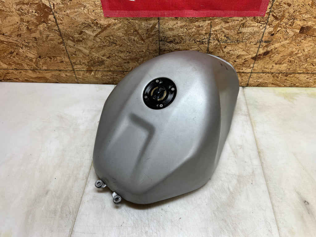 04 05 SUZUKI GSXR GSX-R 600 750 GSXR750 GSXR600 GAS TANK FUEL TANK RESERVOIR