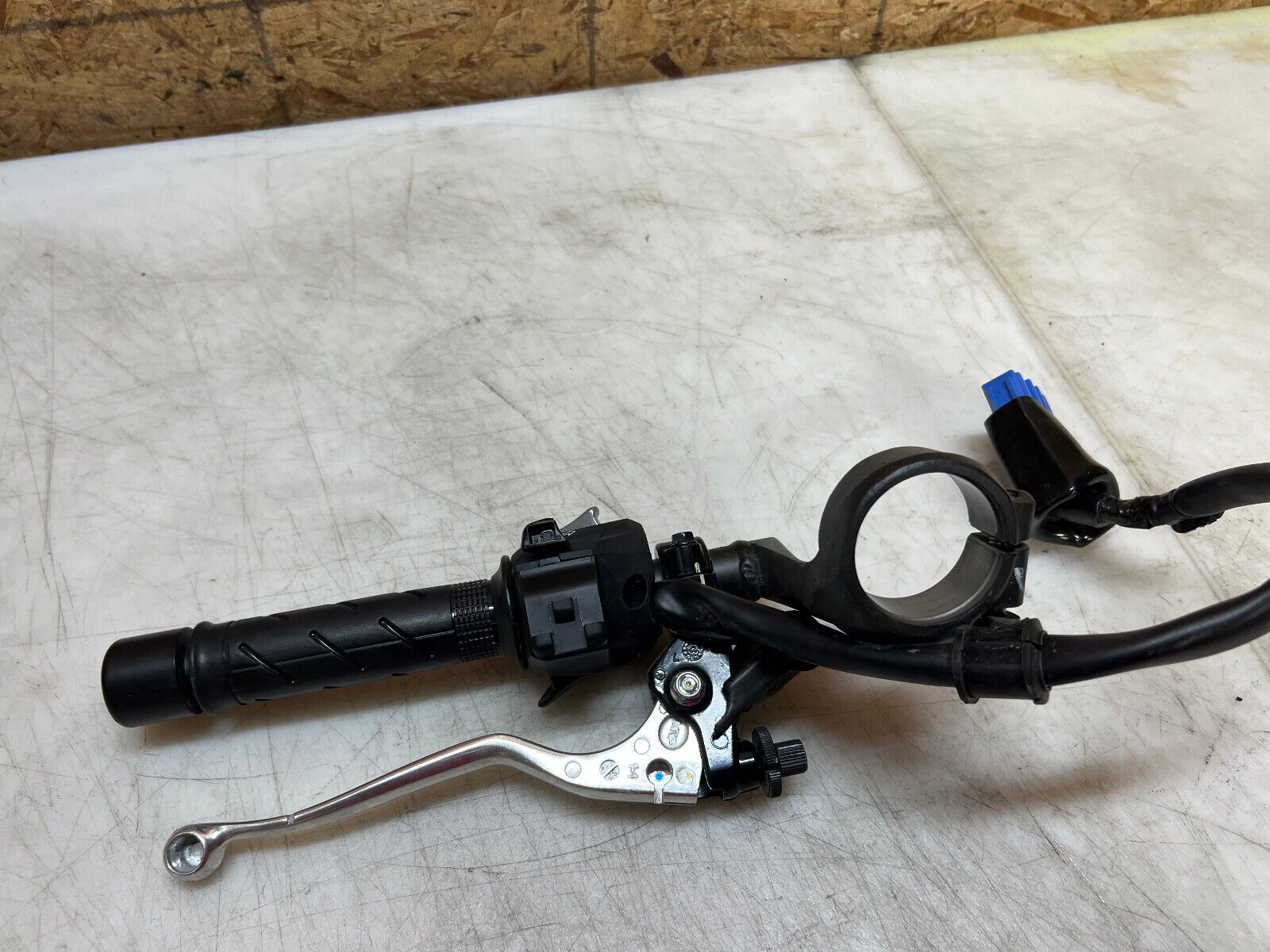20 21 22 23 24 HONDA CBR500R CBR 500R LEFT CLIP ON HANDLEBAR HANDLE BAR SWITCH