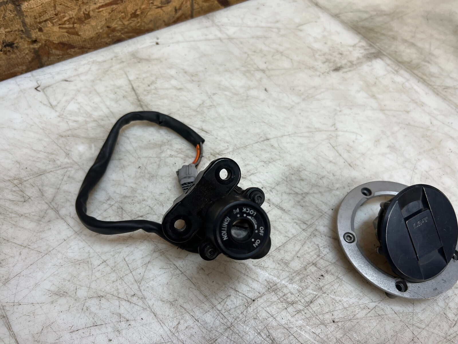 08 09 10 2008 2009 2010 SUZUKI GSXR GSX-R 600 750 LOCK SET KEY SET INGNITION CAP