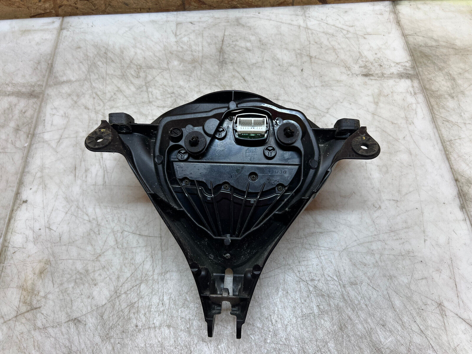 05 06 SUZUKI GSX-R1000 GSX-R GSXR 1000 INSTRUMENT GAUGE CLUSTER FAIRING STAY