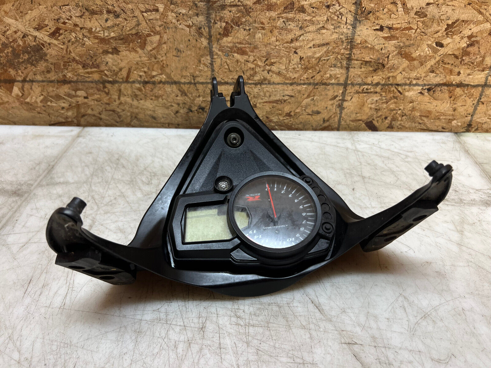 05 06 SUZUKI GSX-R1000 GSX-R GSXR 1000 INSTRUMENT GAUGE CLUSTER FAIRING STAY