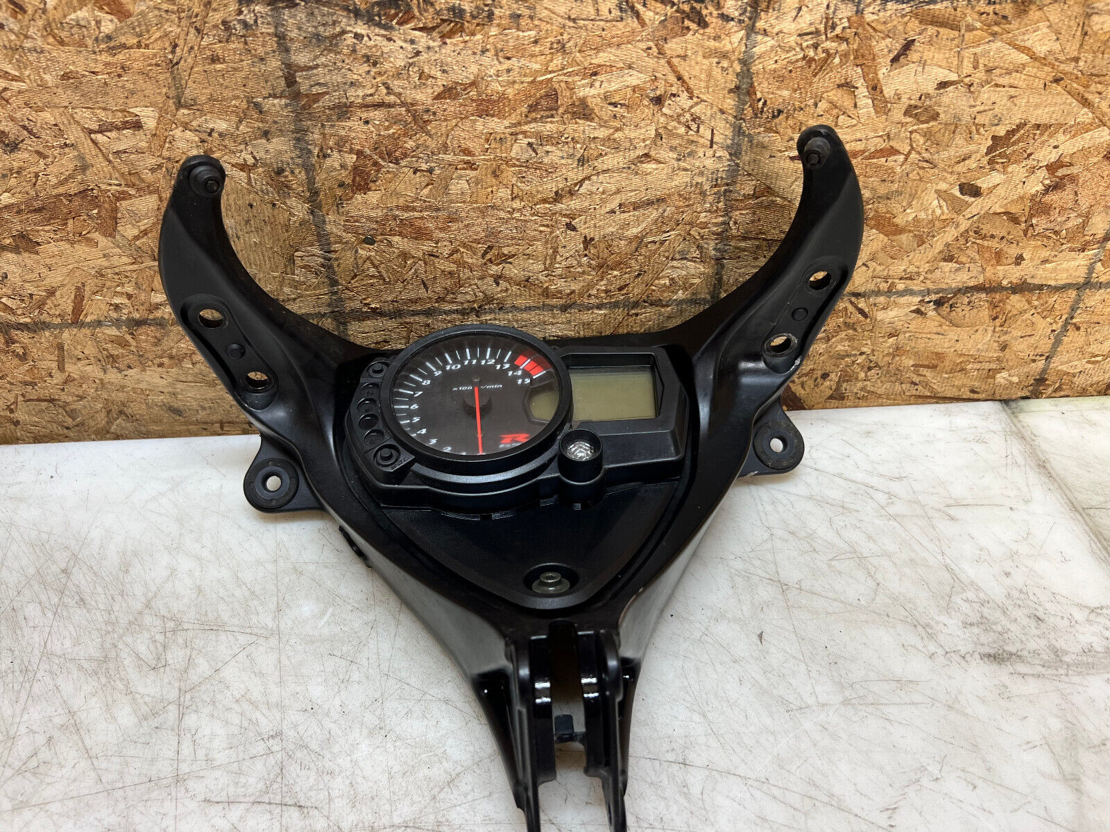 05 06 SUZUKI GSX-R1000 GSX-R GSXR 1000 INSTRUMENT GAUGE CLUSTER FAIRING STAY