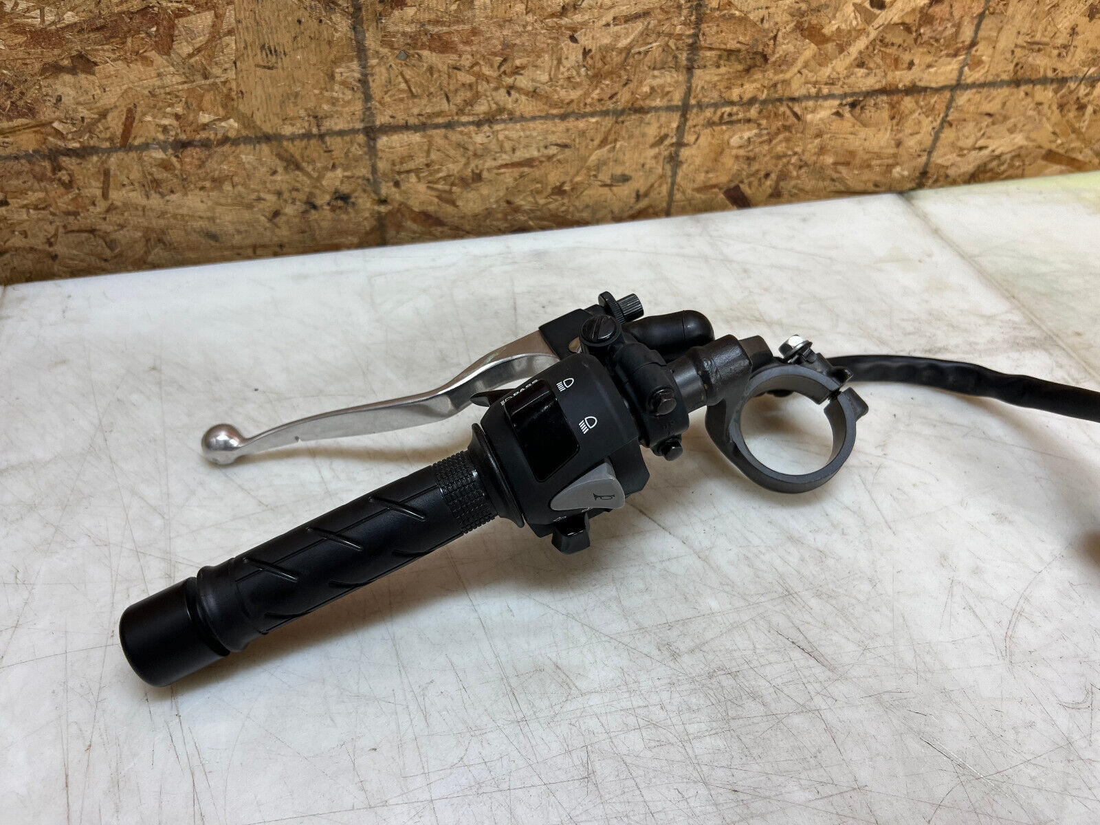 20 21 22 23 24 HONDA CBR500R CBR 500R LEFT CLIP ON HANDLEBAR HANDLE BAR SWITCH