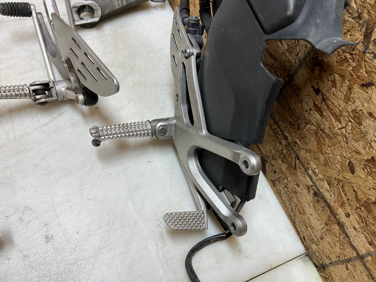 2007 2008 07 08 YAMAHA YZFR1 YZF R1 REARSETS REARSET REAR SETS SET FOOT REST OEM