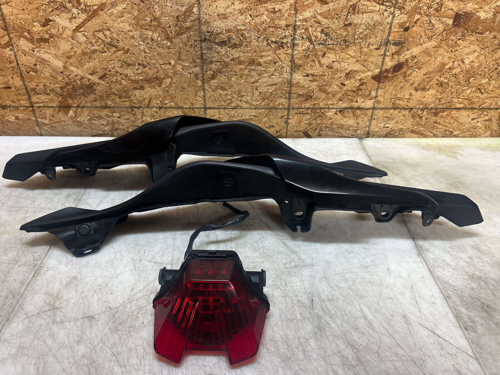 18 19 20 21 22 23 YAMAHA FZ-07 FZ07 MT-07 MT07 TAIL FAIRING REAR COWL TAIL LIGHT