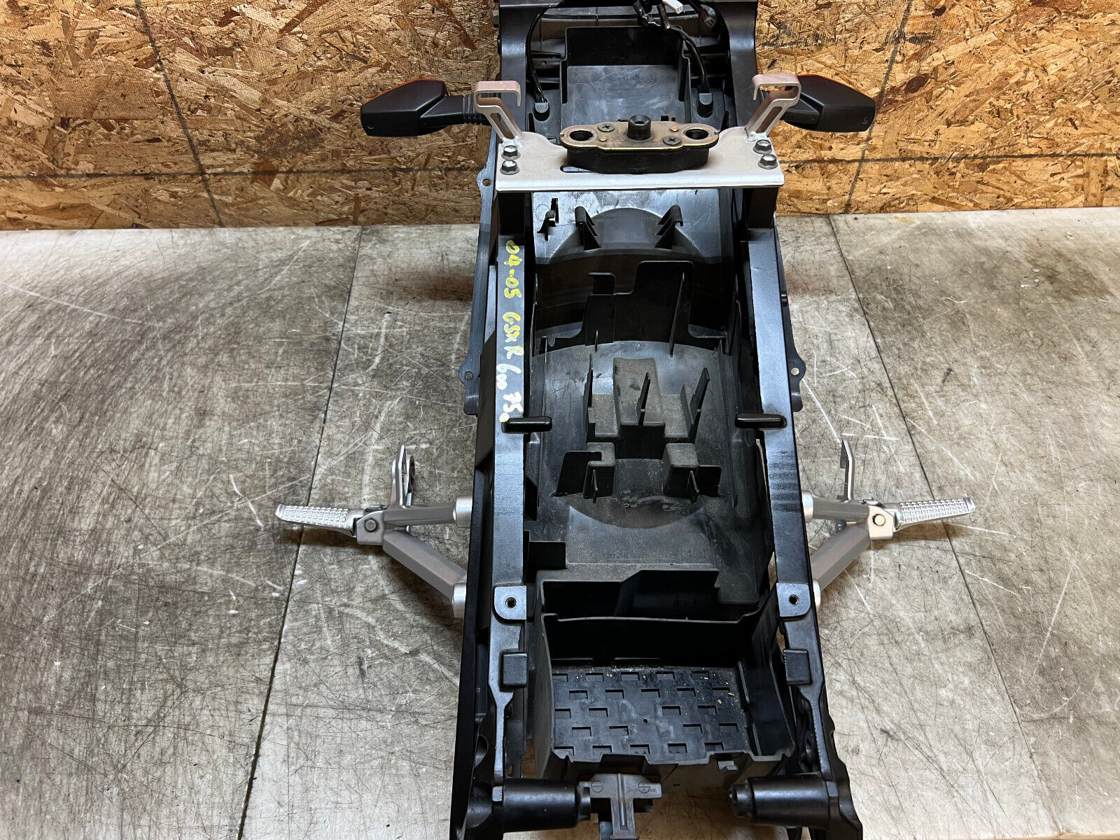 04 05 2004 2005 SUZUKI GSXR GSX-R GSXR600 600 REAR SUBFRAME SUB FRAME BACK TAIL
