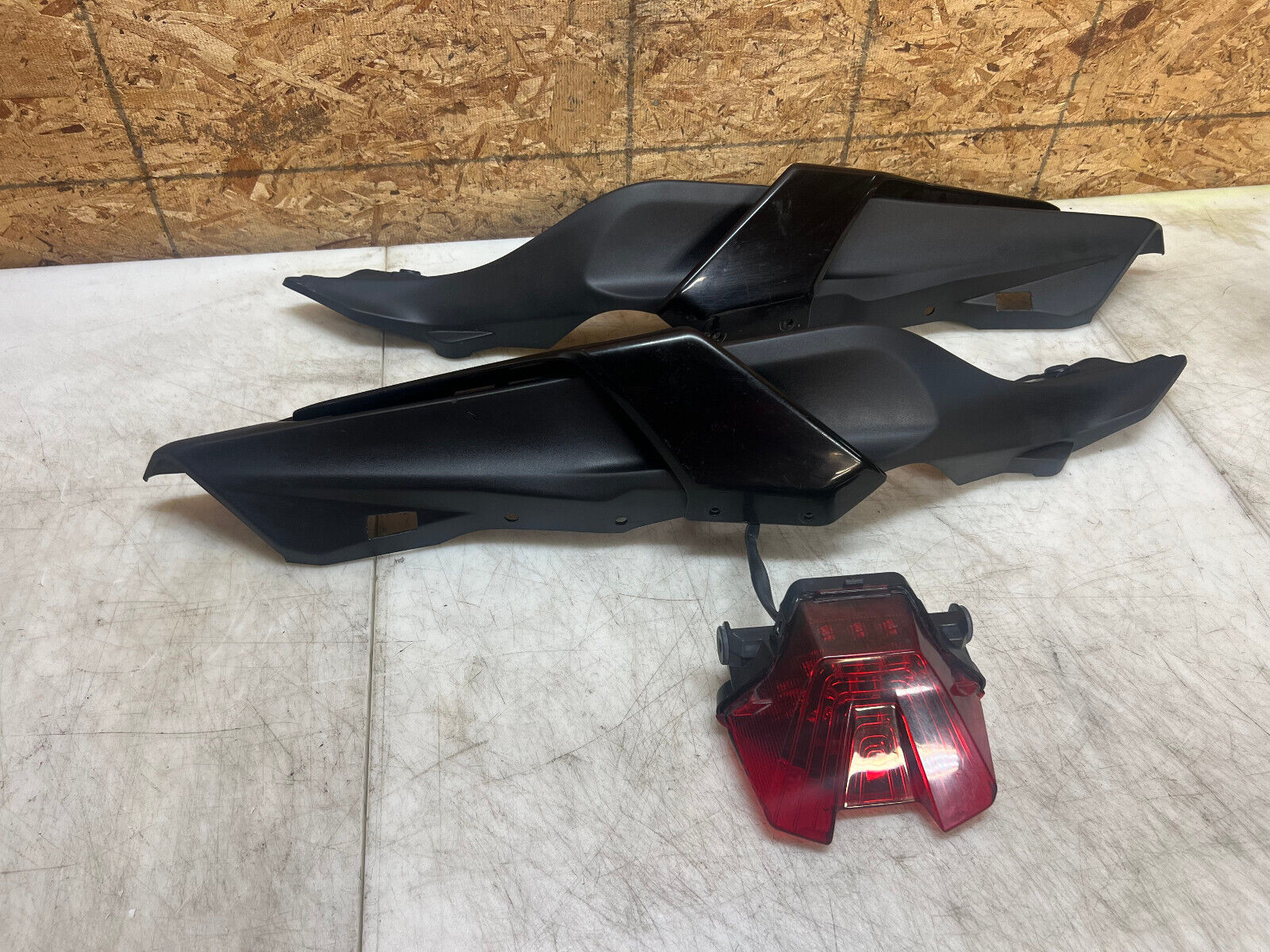 18 19 20 21 22 23 YAMAHA FZ-07 FZ07 MT-07 MT07 TAIL FAIRING REAR COWL TAIL LIGHT