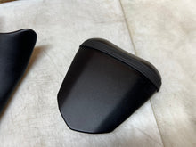 Load image into Gallery viewer, 09 10 12 13 14 15 16 YAMAHA YZFR6 YZF R6 FRONT &amp; REAR SEATS RIDERS SEAT PAD OEM
