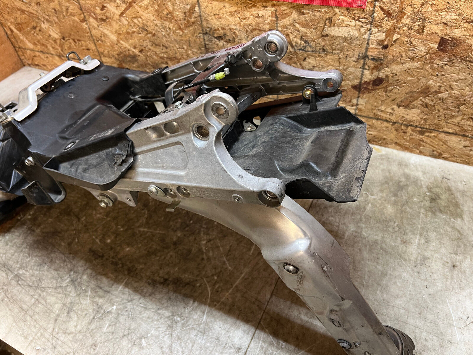 03 04 2003 2004 HONDA CBR600RR CBR 600RR REAR SUBFRAME SUB FRAME BACK FRAME TAIL