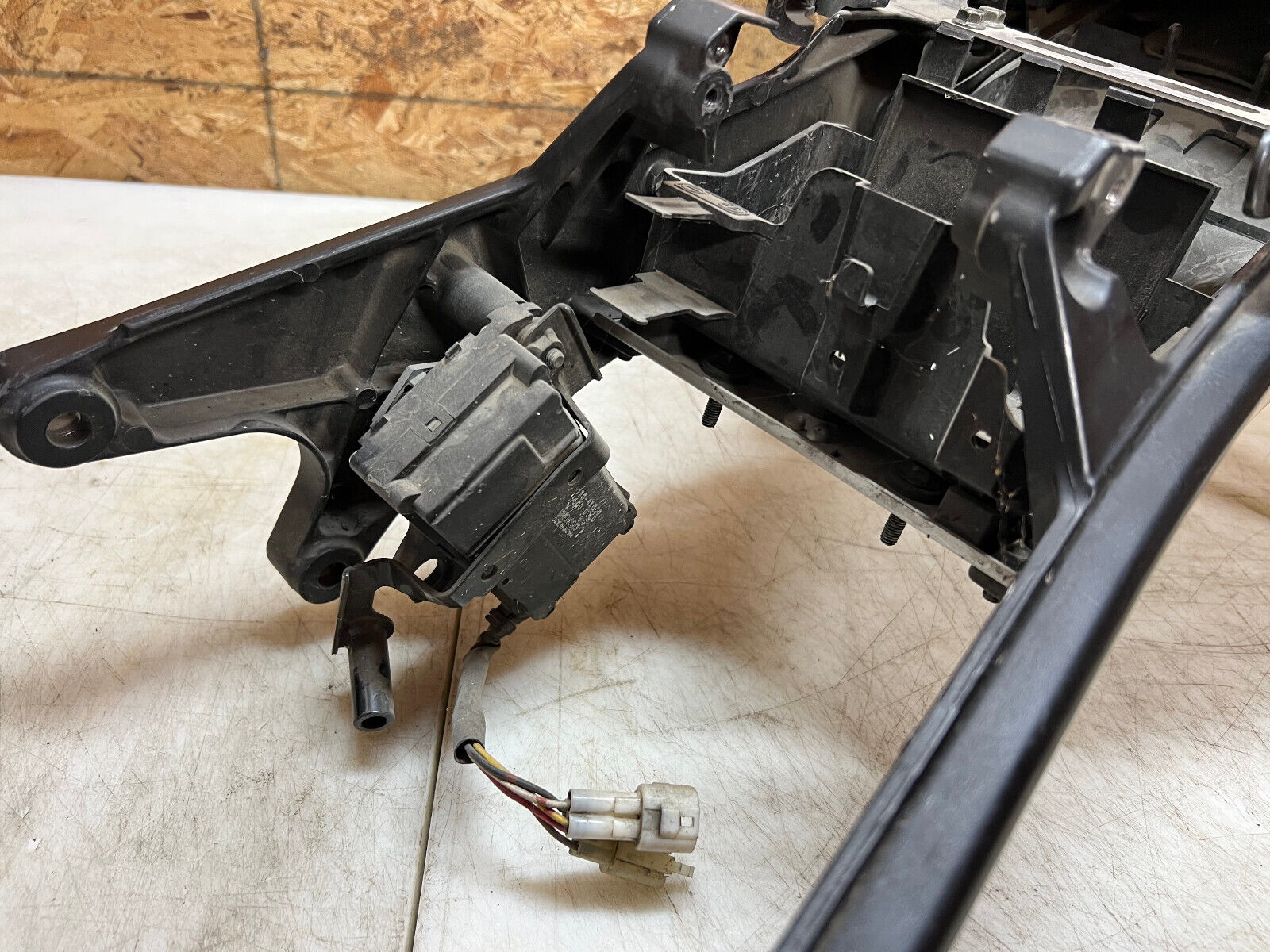 05 06 2005 2006 SUZUKI GSX-R1000 GSX-R GSXR 1000 SUBFRAME SUB FRAME BACK TAIL