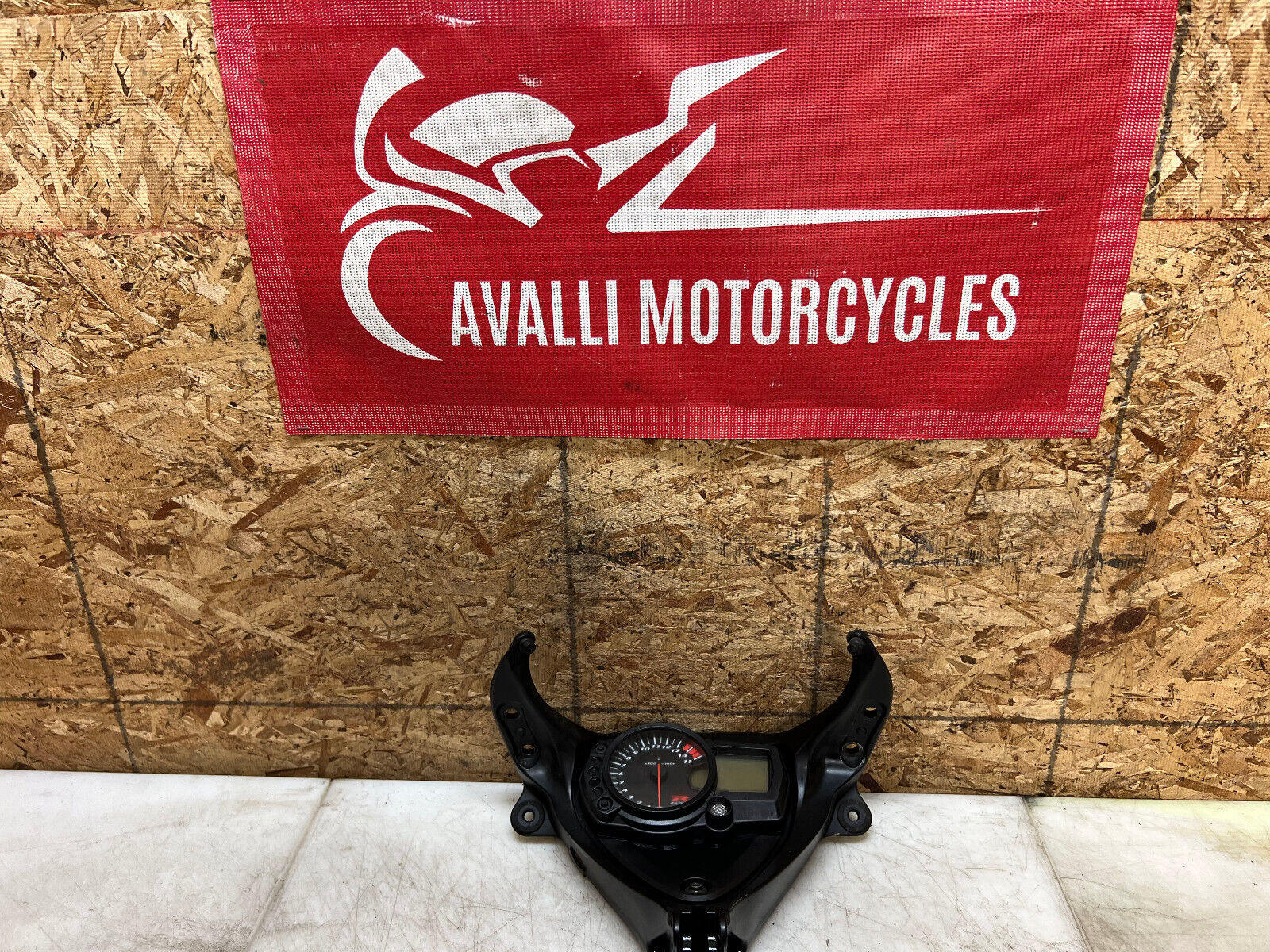 05 06 SUZUKI GSX-R1000 GSX-R GSXR 1000 INSTRUMENT GAUGE CLUSTER FAIRING STAY
