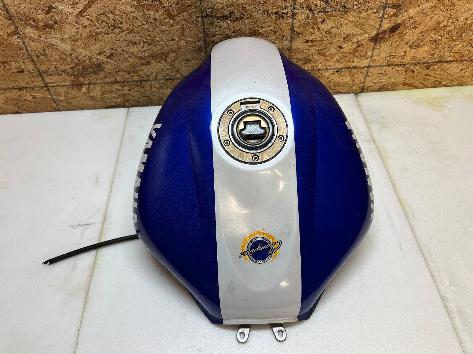 99 00 01 02 1999 2000 2001 2002 YAMAHA YZFR6 YZF R6 GAS TANK FUEL TANK RESERVOIR