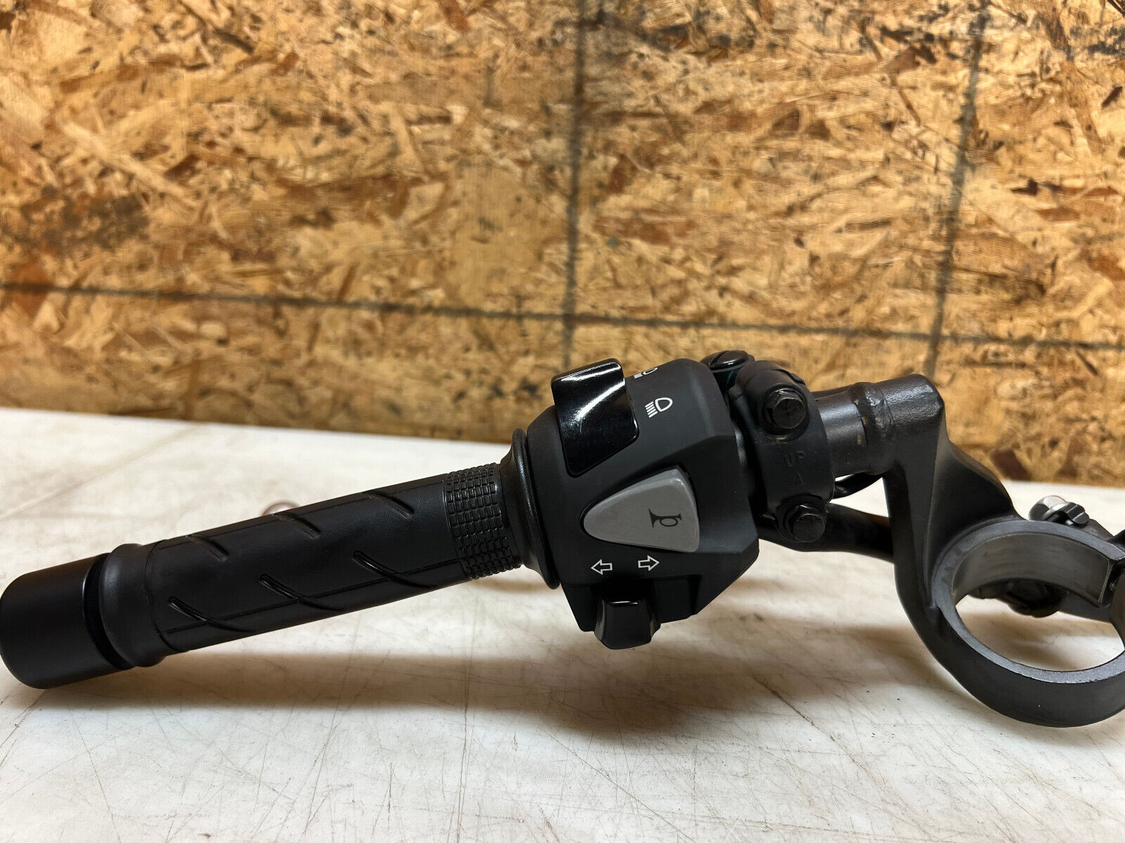 20 21 22 23 24 HONDA CBR500R CBR 500R LEFT CLIP ON HANDLEBAR HANDLE BAR SWITCH