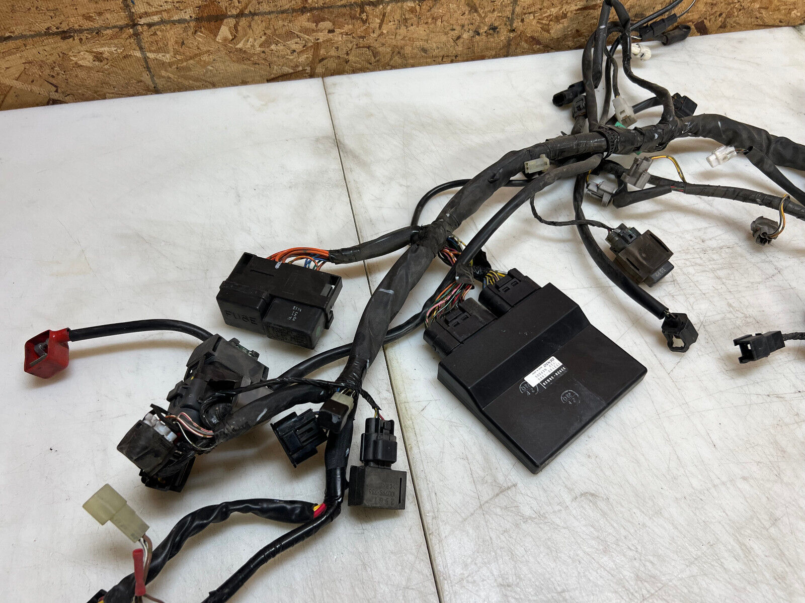 04 05 SUZUKI GSXR GSX-R 750 GSXR750 ECU CDI ECM MAIN ENGINE WIRING HARNESS LOOM