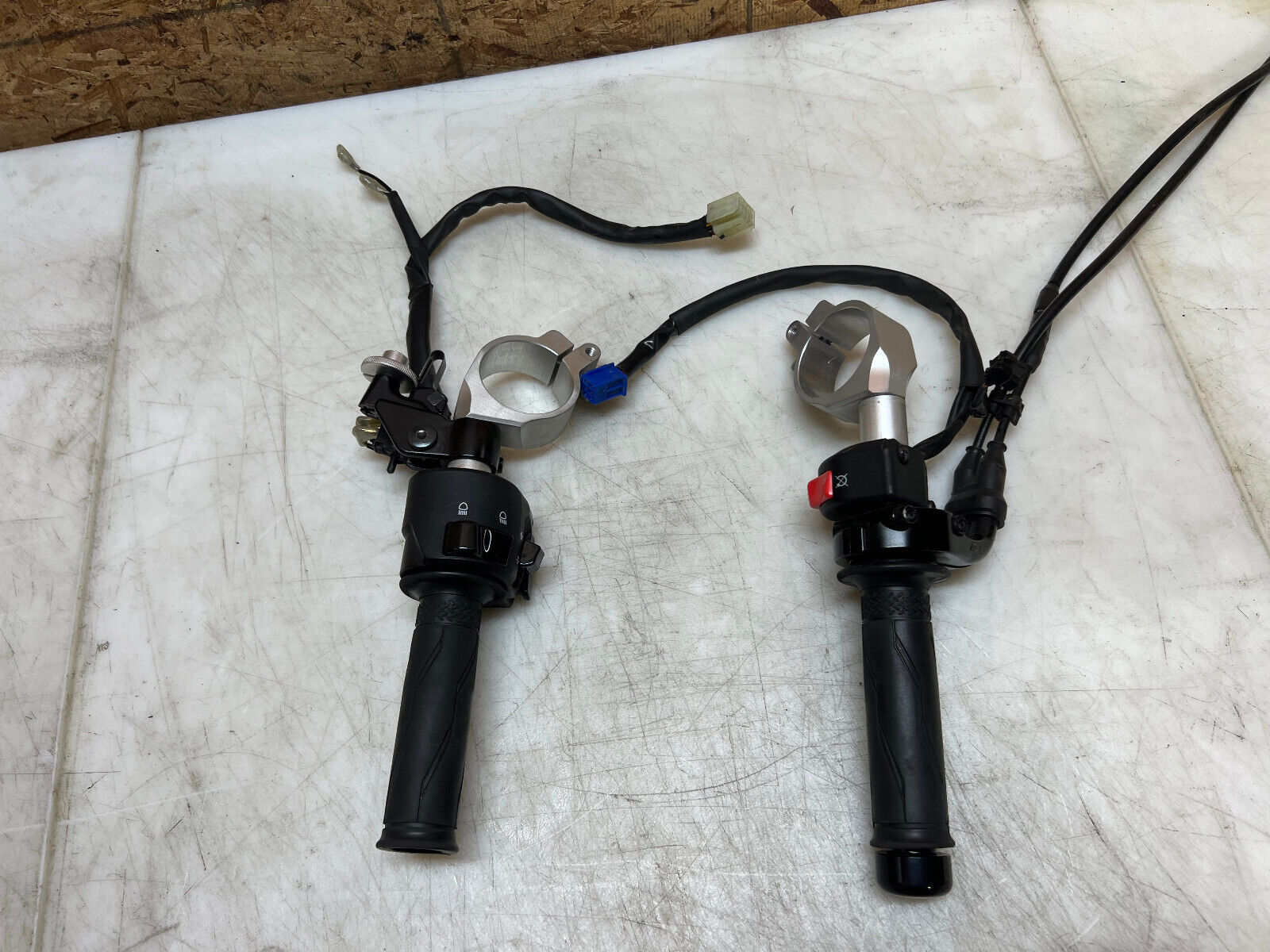 09 10 12 13 14 15 16 YAMAHA YZFR6 YZF R6 LEFT RIGHT CLIP ON HANDLEBARS HANDLE