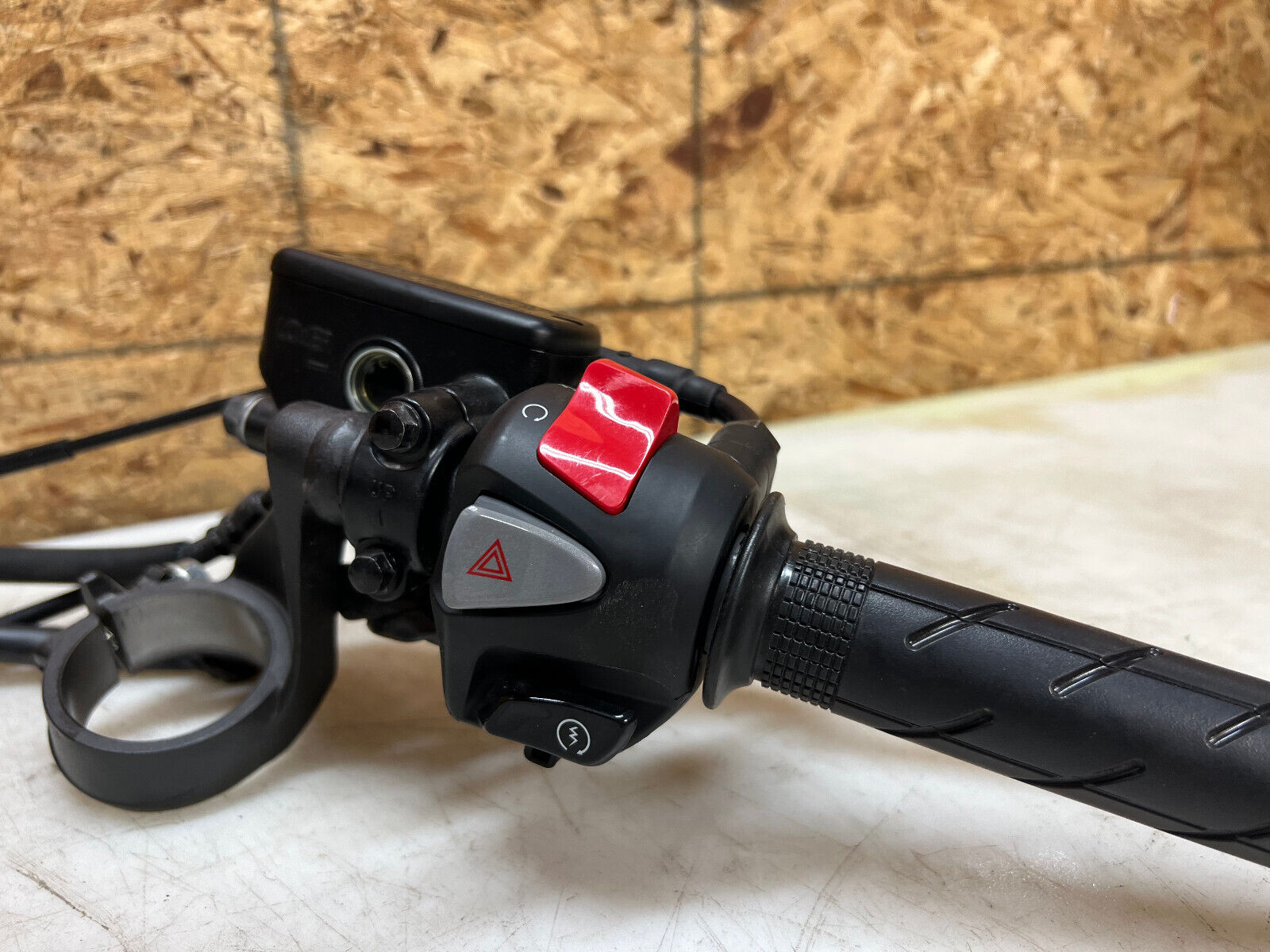 20 21 22 23 24 HONDA CBR500R CBR 500R RIGHT CLIP ON HANDLEBAR HANDLE BAR SWITCH