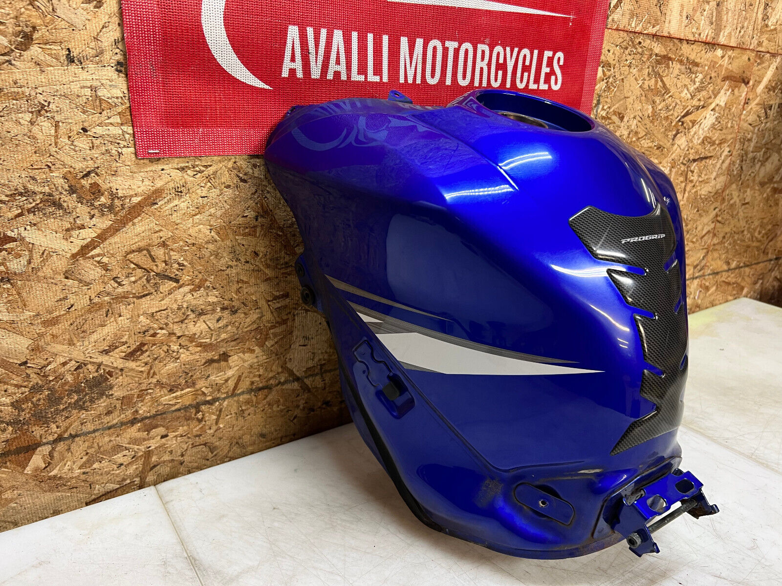 04 05 06 2004 2005 2006 YAMAHA YZFR1 YZF R1 GAS TANK FUEL TANK PETROL RESERVOIR