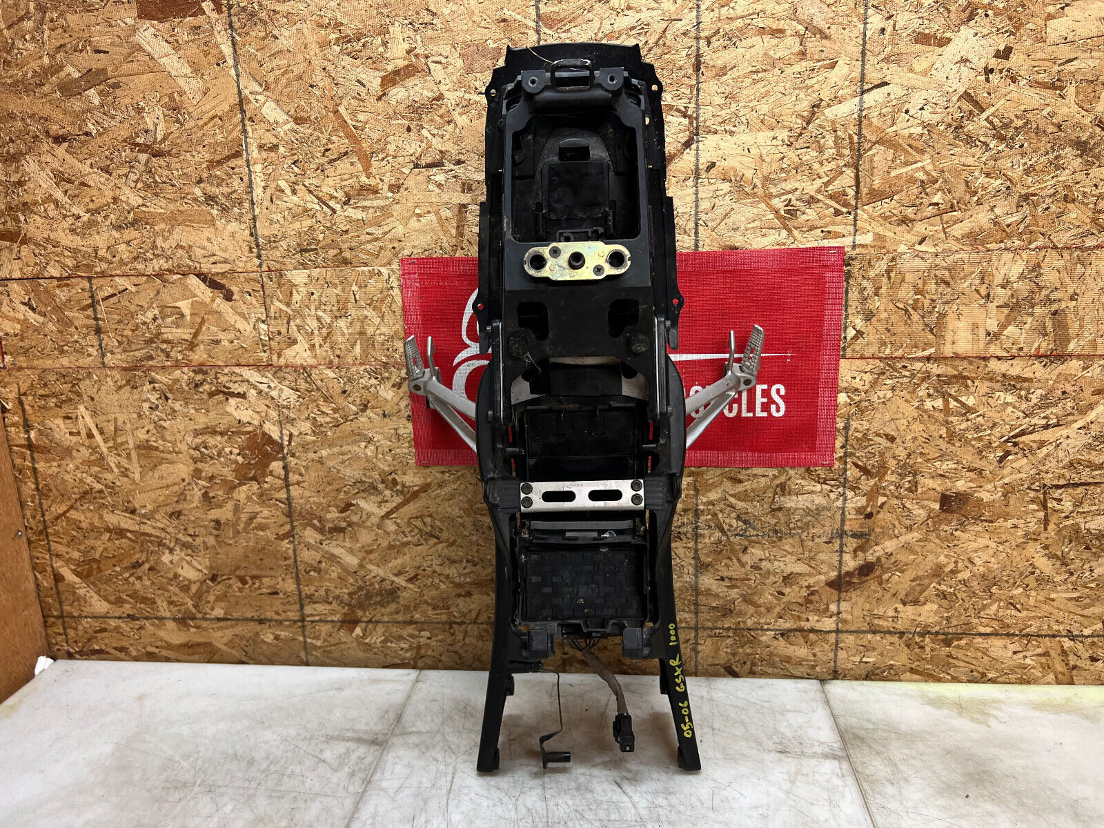 05 06 2005 2006 SUZUKI GSX-R1000 GSX-R GSXR 1000 SUBFRAME SUB FRAME BACK FRAME
