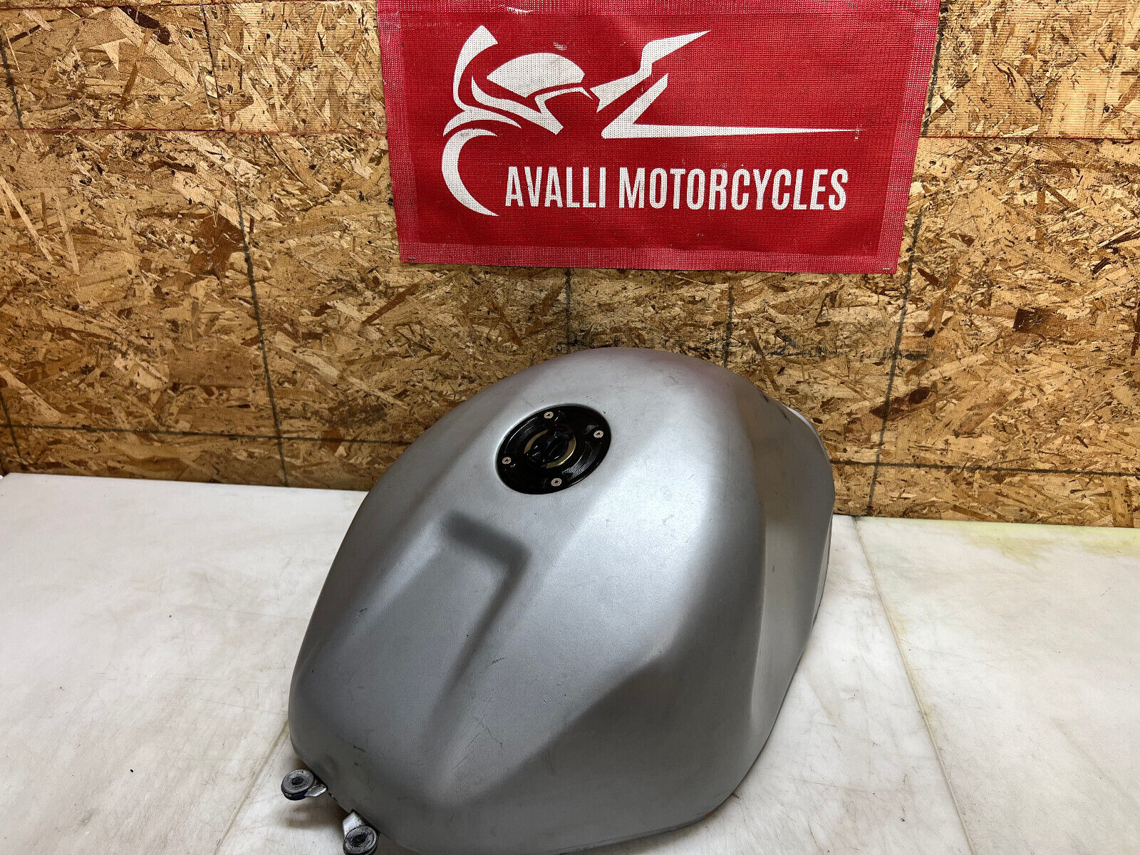 04 05 SUZUKI GSXR GSX-R 600 750 GSXR750 GSXR600 GAS TANK FUEL TANK RESERVOIR