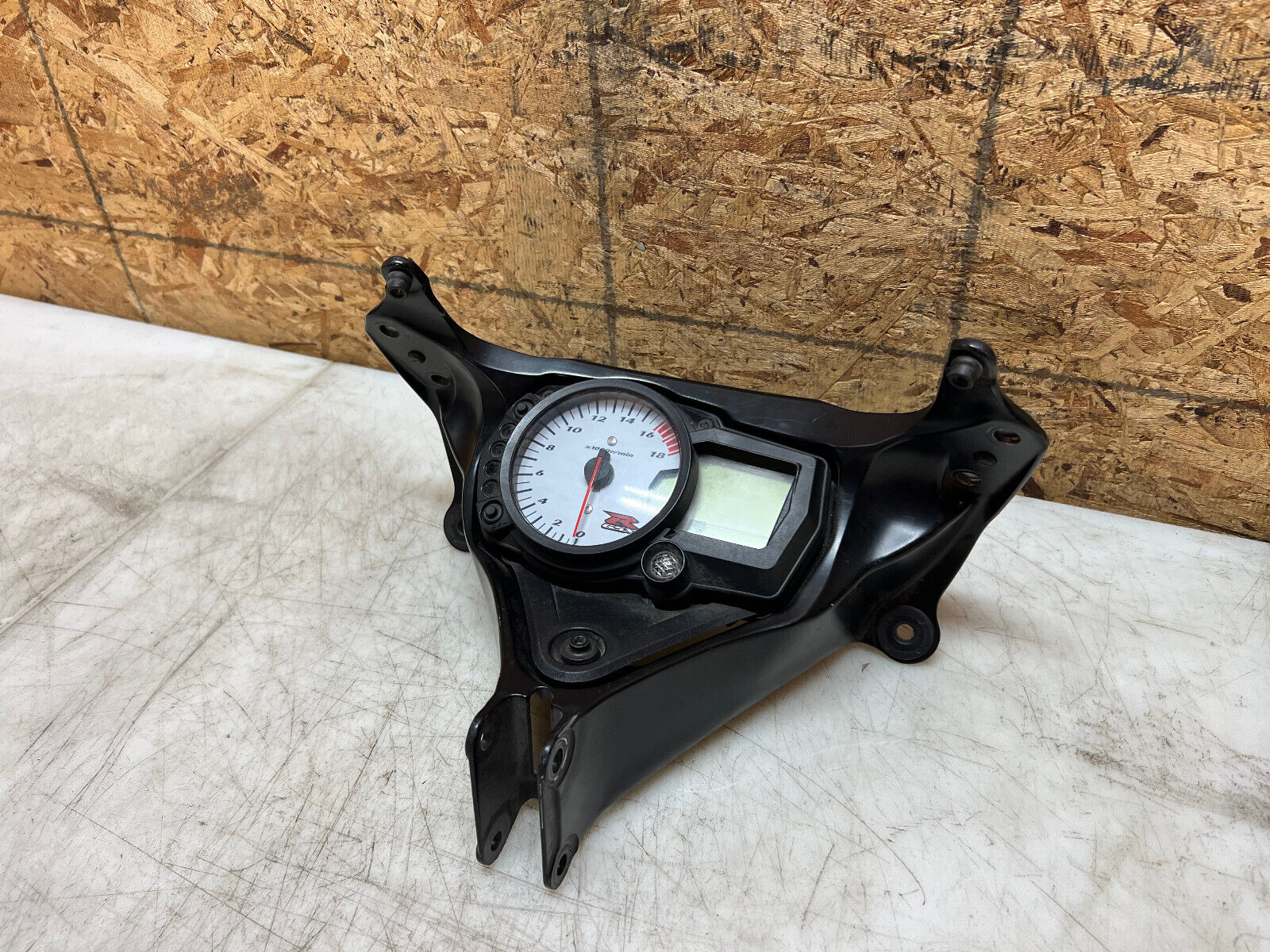 06 07 2006 2007 SUZUKI GSX-R GSXR 600 750 INTRUMENT GAUGE CLUSTER FAIRING STAY