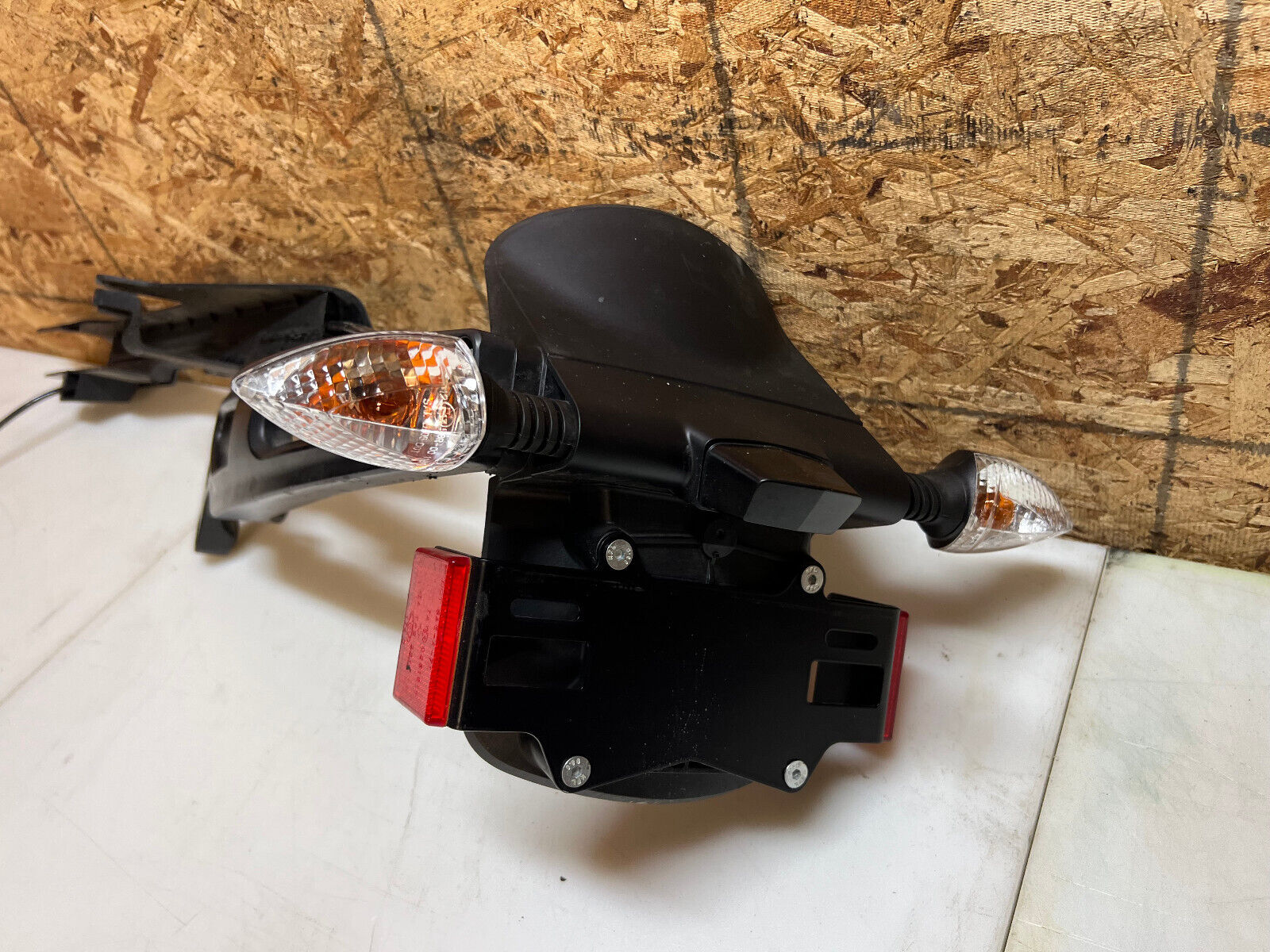 18 19 20 21 HUSQVARNA VITPILEN 401 REAR FENDER TIRE HUGGER LICENSE PLATE BRACKET