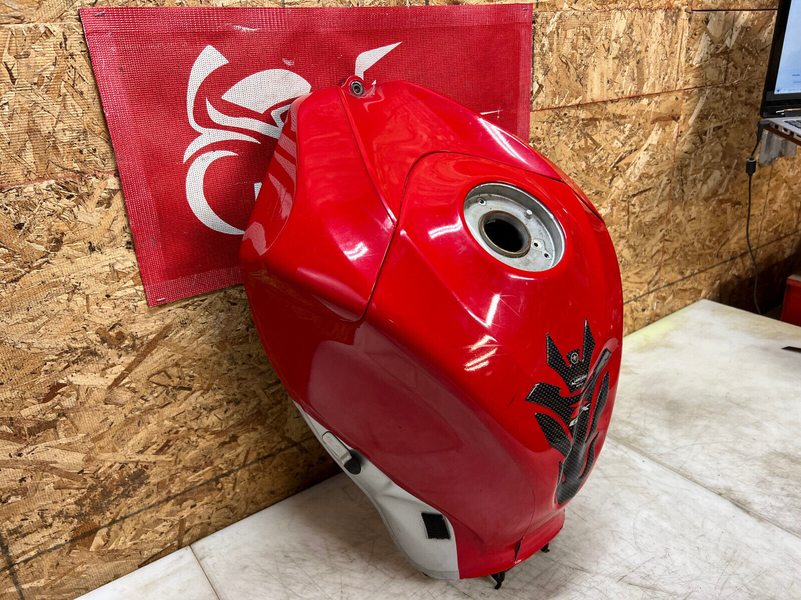 06 07 2006 2007 SUZUKI GSX-R GSXR 600 750 GAS TANK FUEL TANK PETROL RESERVOIR