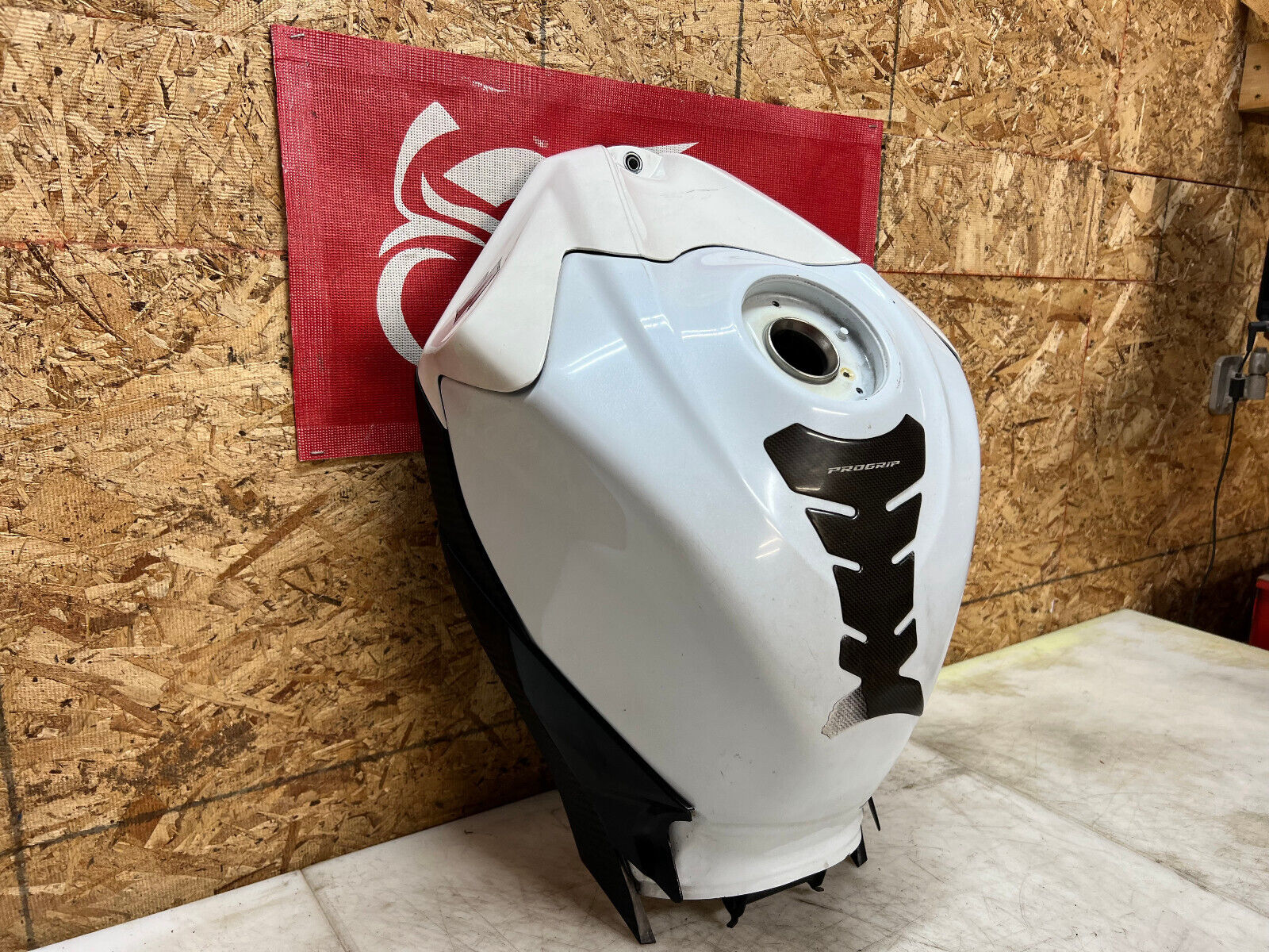08 09 10 2009 2010 SUZUKI GSXR GSX-R 600 750 GAS TANK FUEL TANK PETROL RESERVOIR