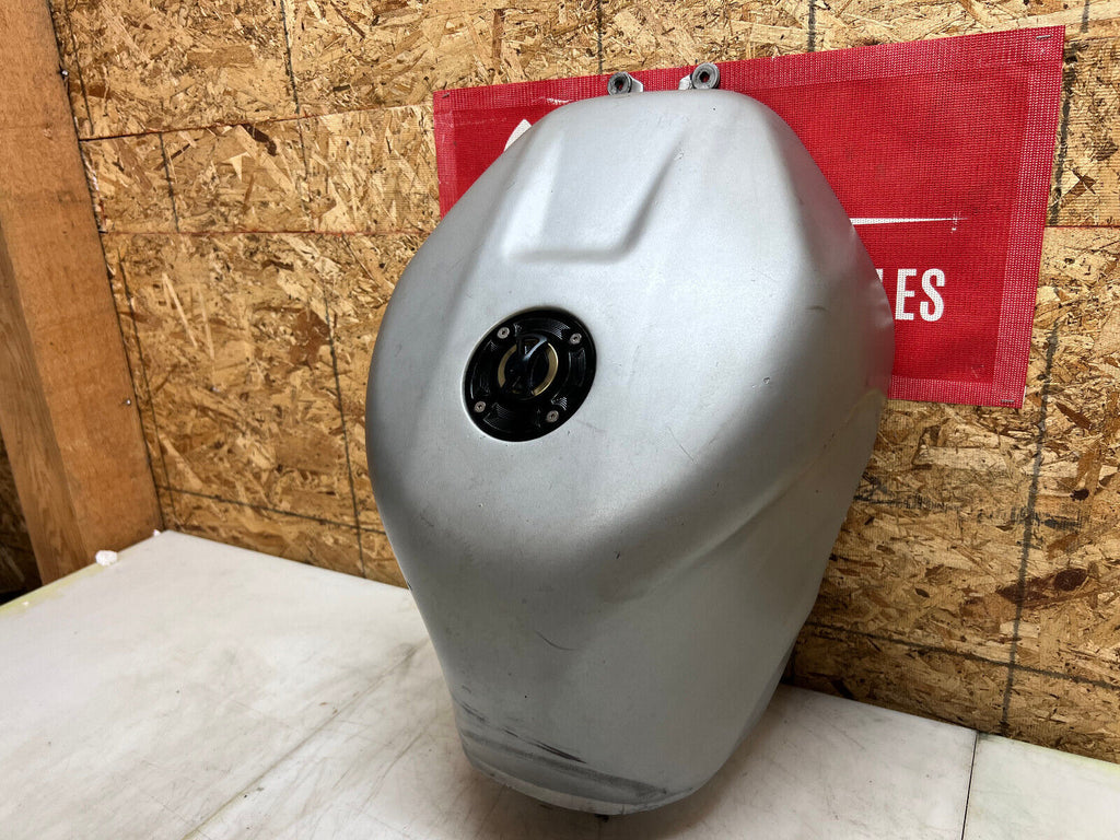 04 05 SUZUKI GSXR GSX-R 600 750 GSXR750 GSXR600 GAS TANK FUEL TANK RESERVOIR