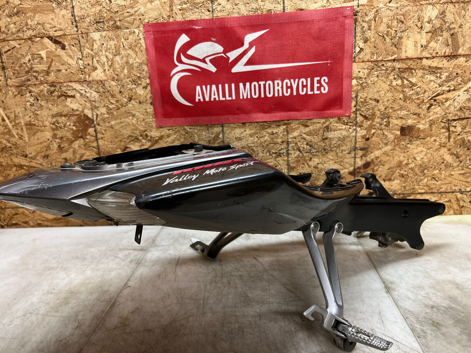 05 06 2005 2006 SUZUKI GSX-R1000 GSX-R GSXR 1000 SUBFRAME SUB FRAME BACK TAIL