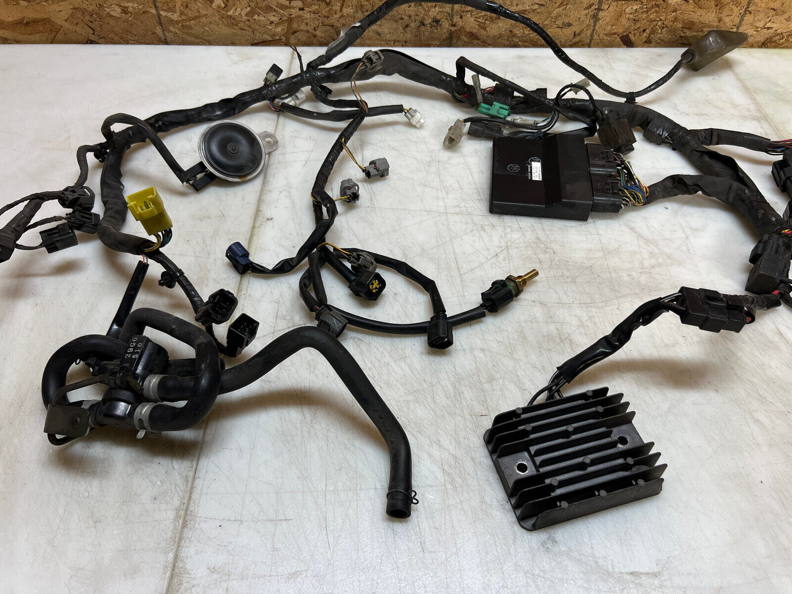 04 05 SUZUKI GSXR GSX-R 750 GSXR750 MAIN ENGINE WIRING HARNESS LOOM ECU CDI ECM