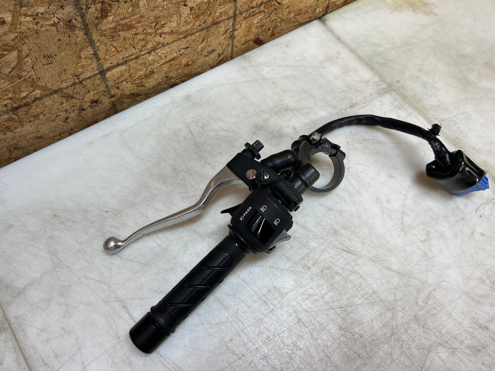 20 21 22 23 24 HONDA CBR500R CBR 500R LEFT CLIP ON HANDLEBAR HANDLE BAR SWITCH