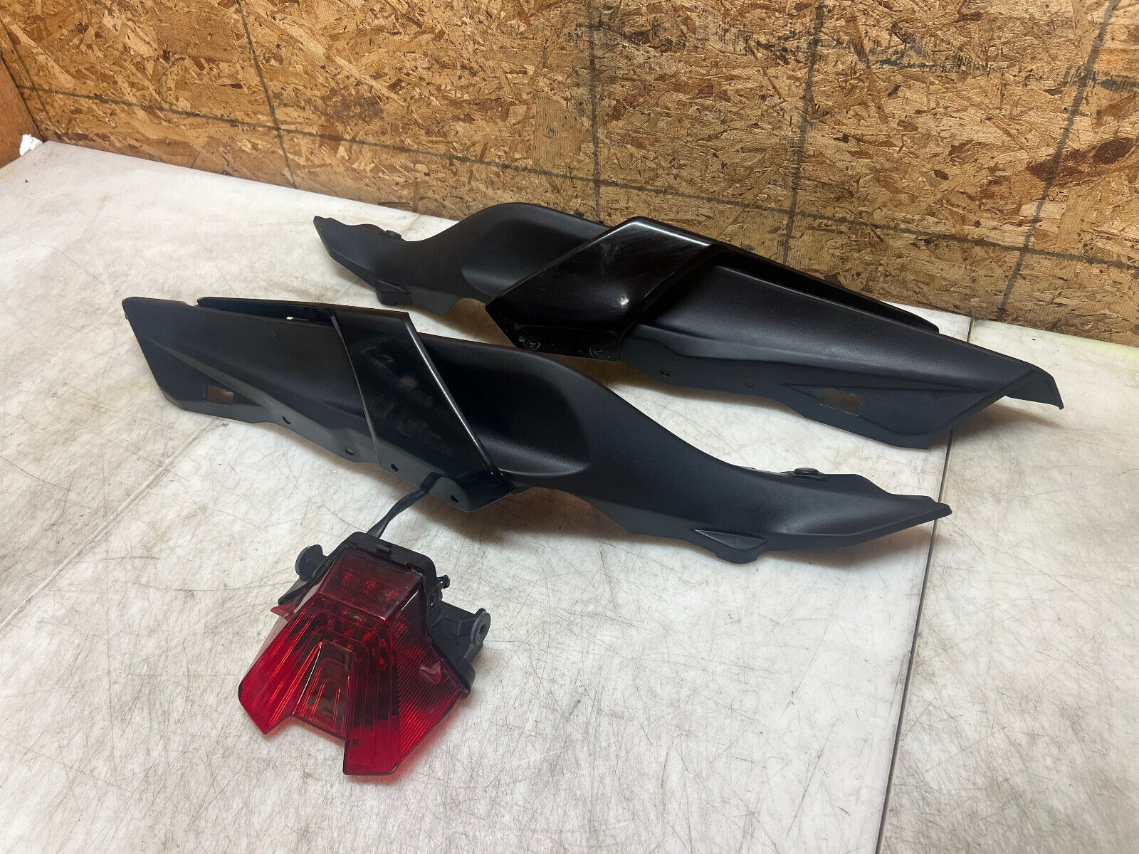 18 19 20 21 22 23 YAMAHA FZ-07 FZ07 MT-07 MT07 TAIL FAIRING REAR COWL TAIL LIGHT