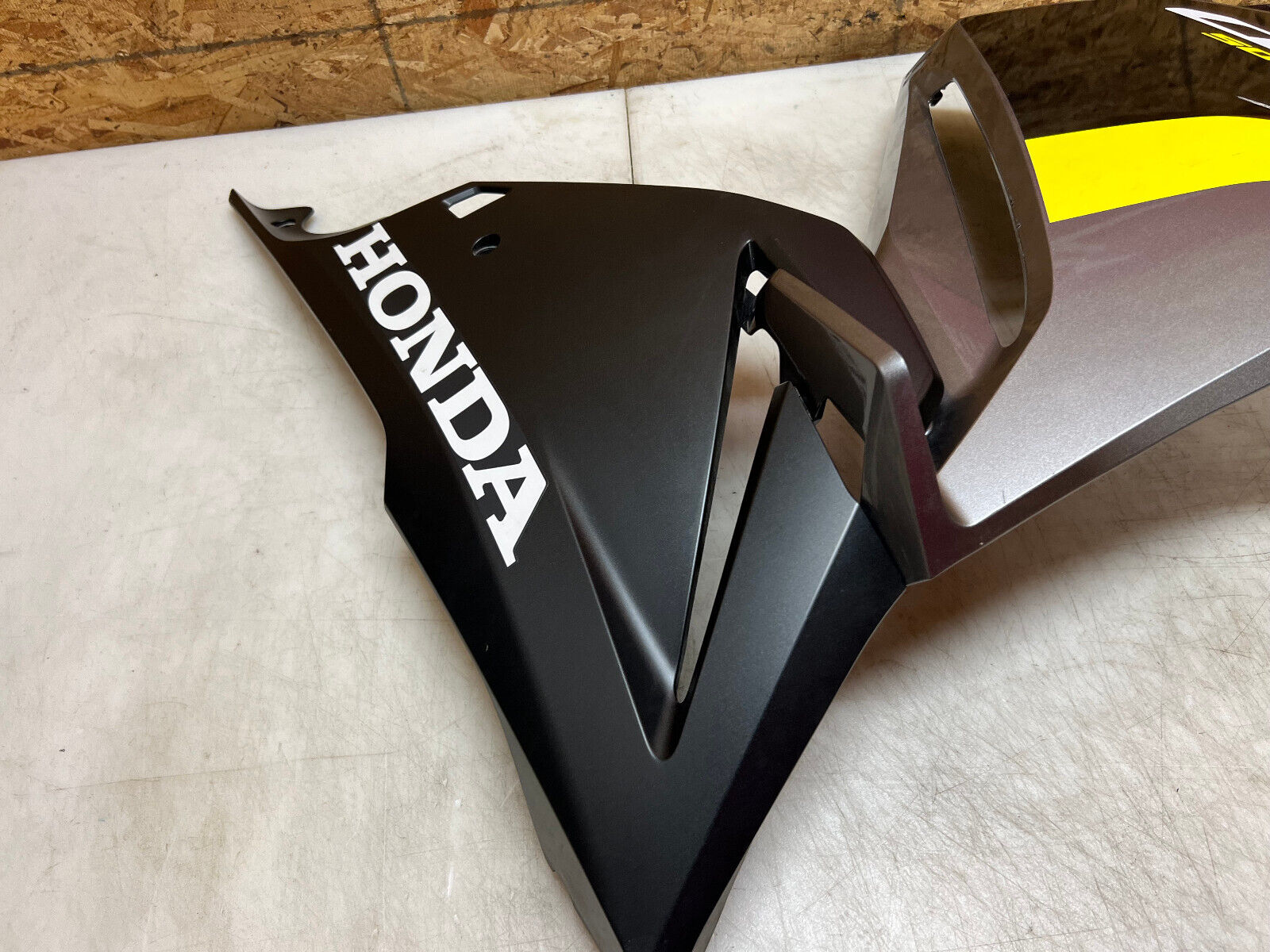20 21 22 23 24 HONDA CBR500R CBR 500R RIGHT SIDE FAIRING MID FAIRING COWL COVER