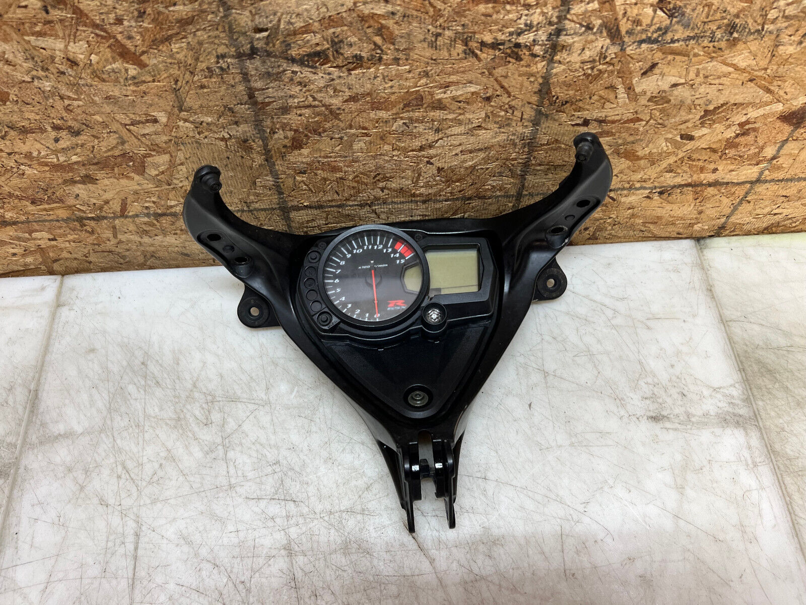 05 06 SUZUKI GSX-R1000 GSX-R GSXR 1000 INSTRUMENT GAUGE CLUSTER FAIRING STAY