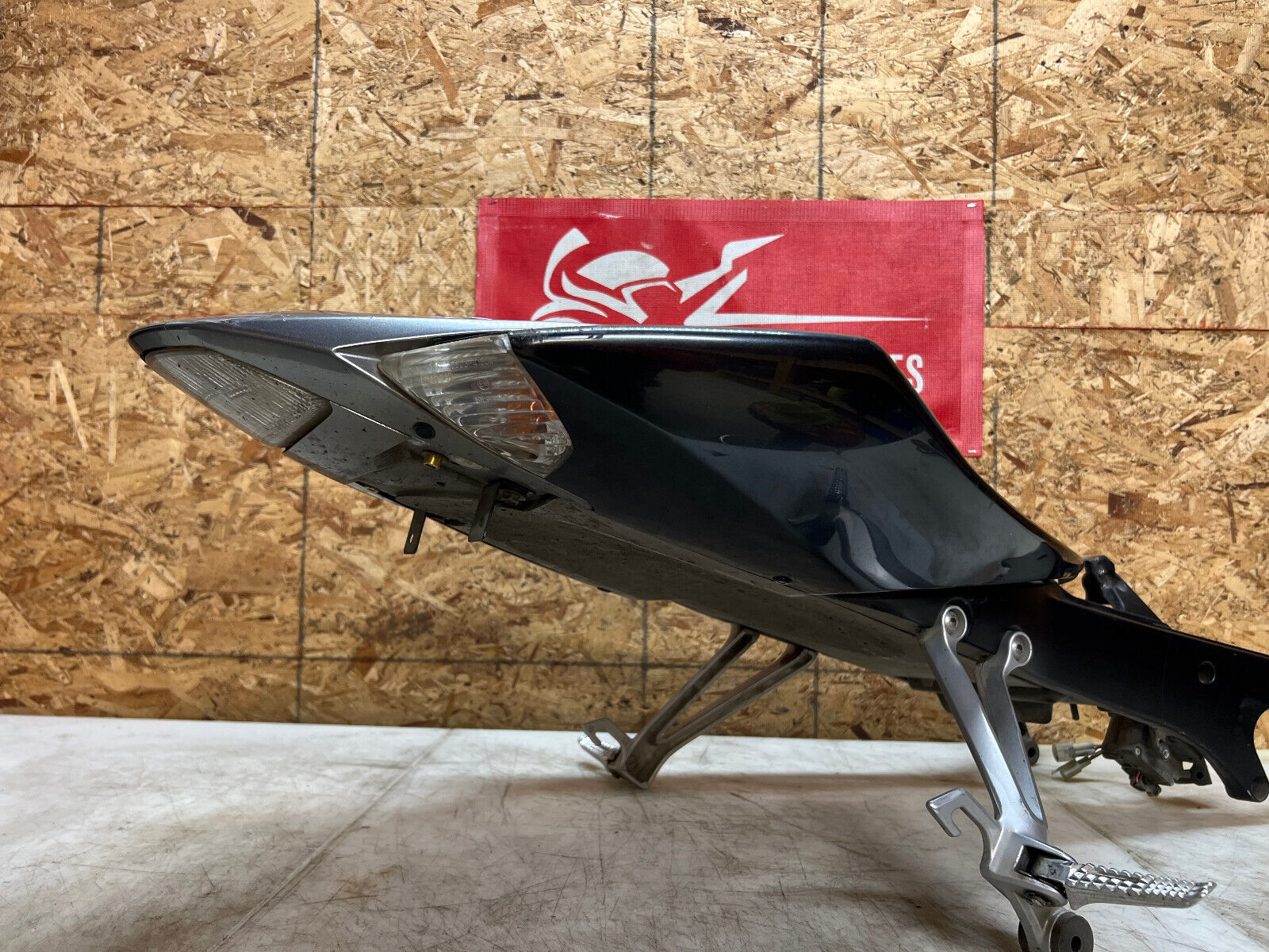 05 06 2005 2006 SUZUKI GSX-R1000 GSX-R GSXR 1000 SUBFRAME SUB FRAME BACK TAIL