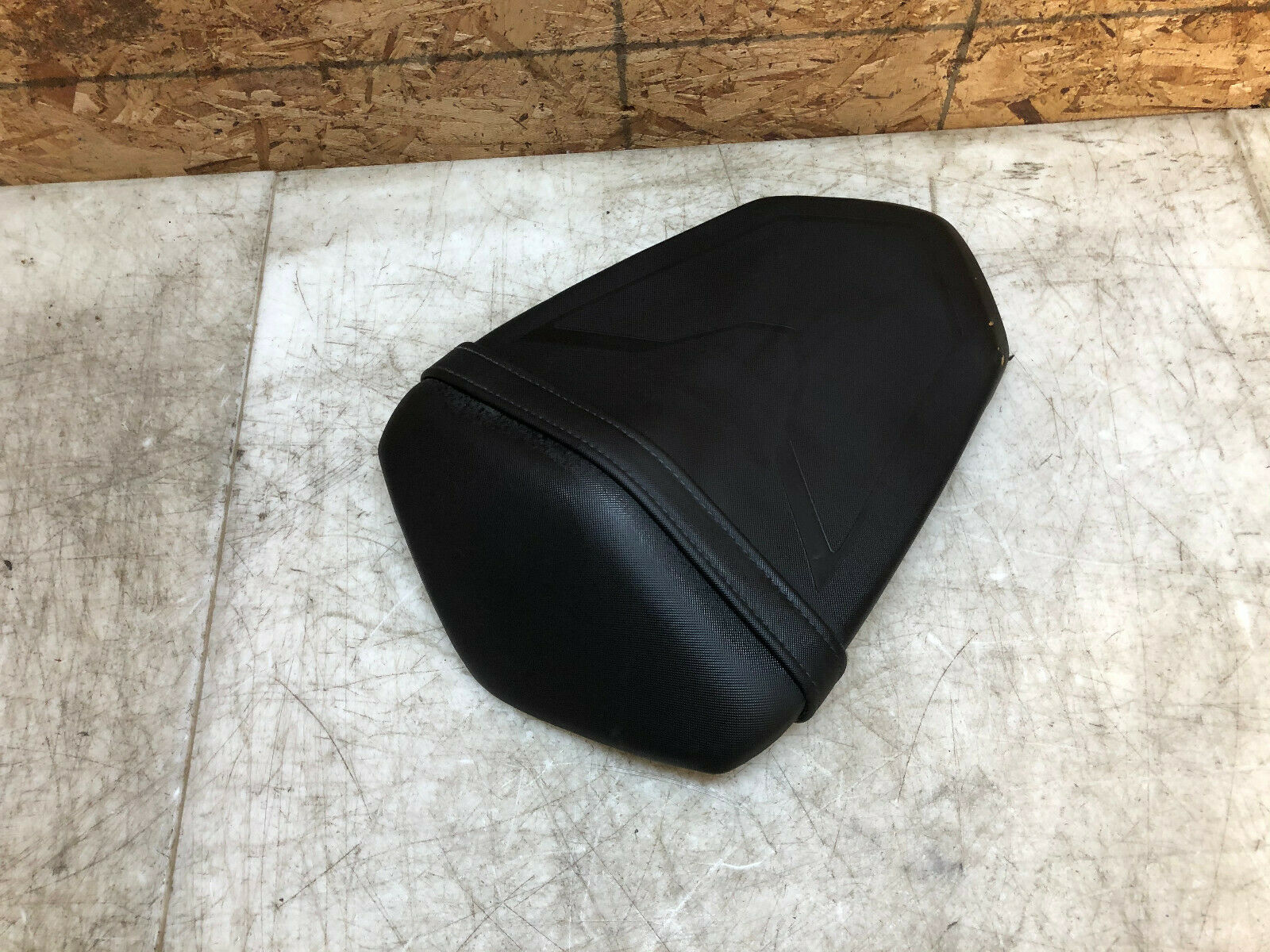 17 18 19 2017-2019 KTM SUPER DUKE 1290 R REAR PASSENGER SEAT PAD CUSION PILLION